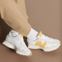 Scarpe Donna NEW BALANCE Sneakers 327 in Suede e Pelle colore Sea Salt Off White e Yellow