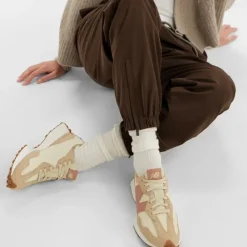 Scarpe Donna NEW BALANCE Sneakers 327 in Suede Pelle e Tessuto colore Incense Bone e Landslide